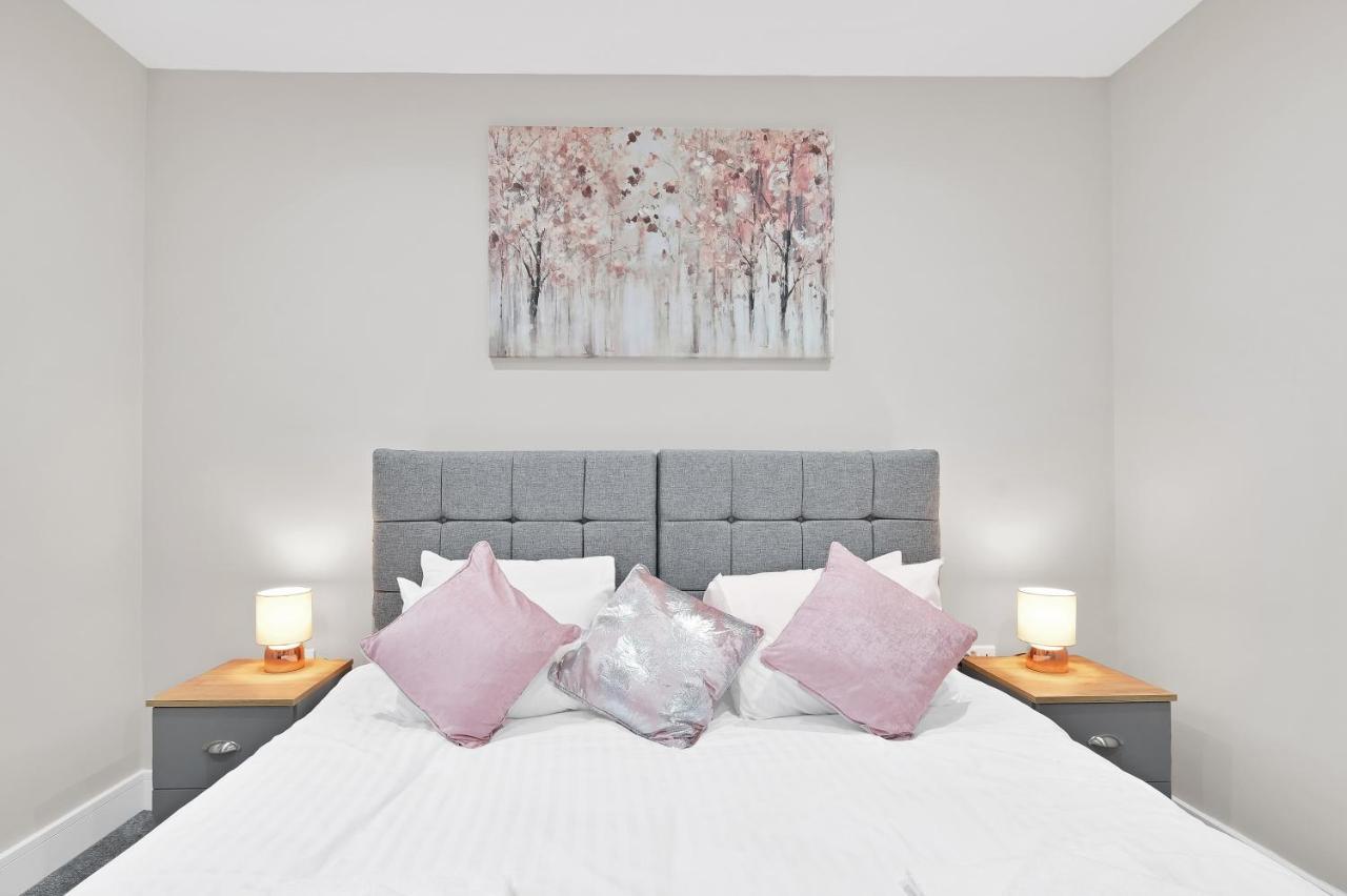 Crown Place 2 & 3 Bedroom Luxury Apts With Parking In Shepperton By 360Stays Bagian luar foto