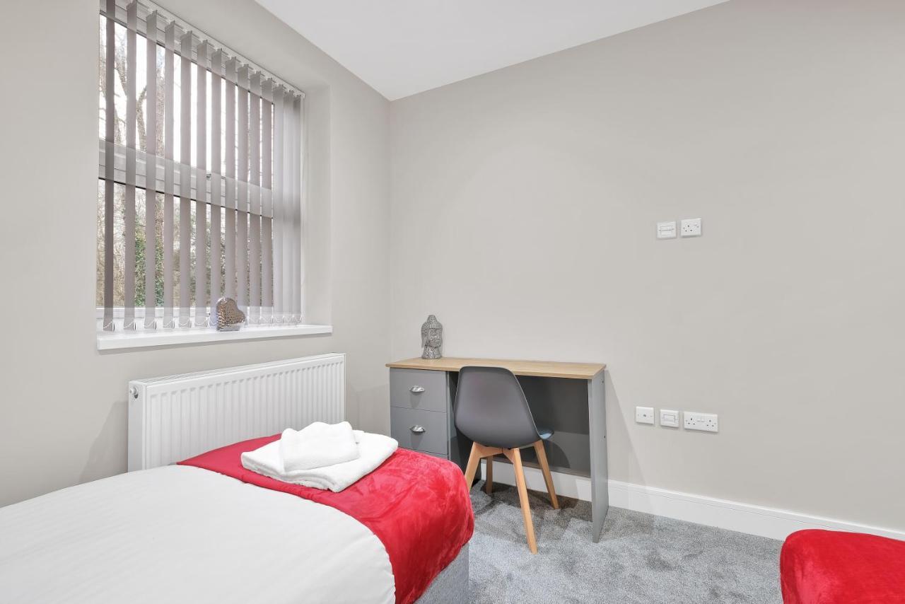 Crown Place 2 & 3 Bedroom Luxury Apts With Parking In Shepperton By 360Stays Bagian luar foto