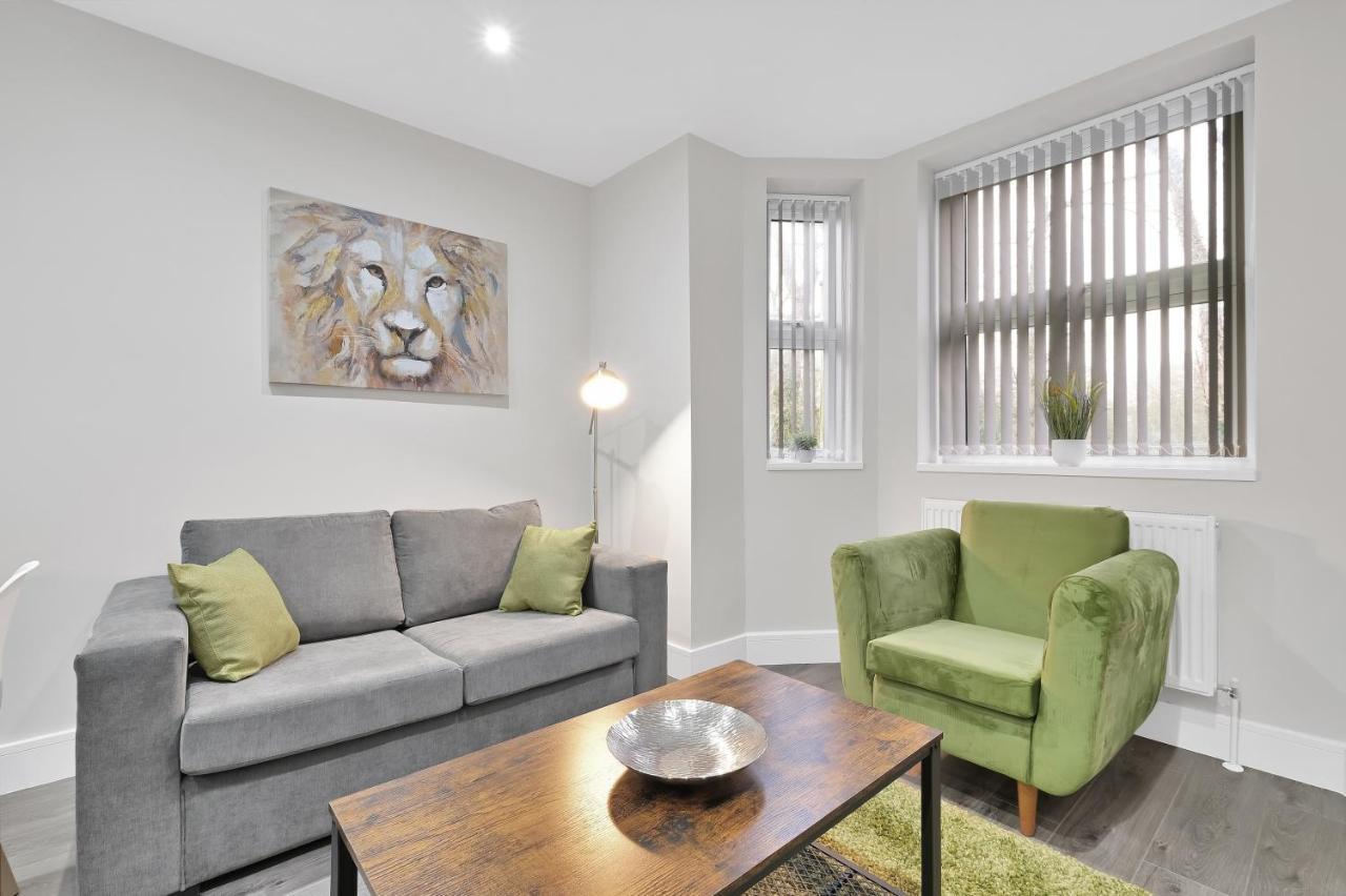 Crown Place 2 & 3 Bedroom Luxury Apts With Parking In Shepperton By 360Stays Bagian luar foto