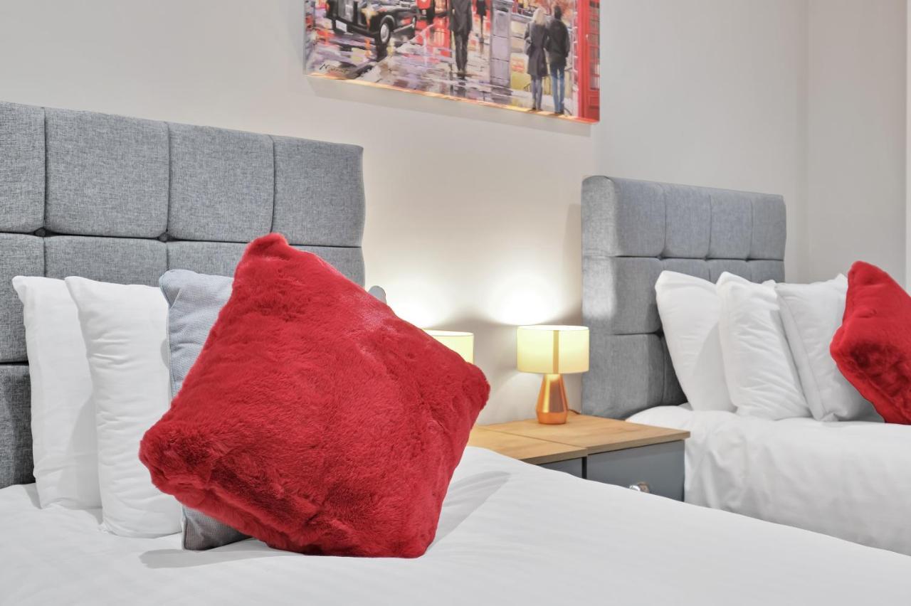 Crown Place 2 & 3 Bedroom Luxury Apts With Parking In Shepperton By 360Stays Bagian luar foto