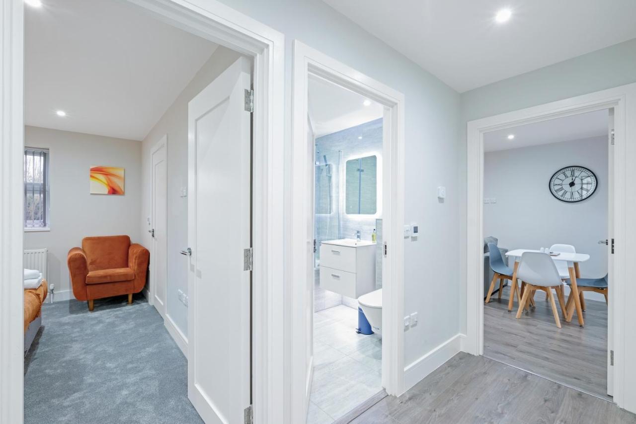Crown Place 2 & 3 Bedroom Luxury Apts With Parking In Shepperton By 360Stays Bagian luar foto
