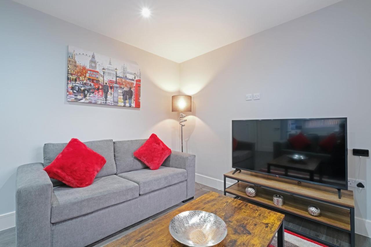 Crown Place 2 & 3 Bedroom Luxury Apts With Parking In Shepperton By 360Stays Bagian luar foto