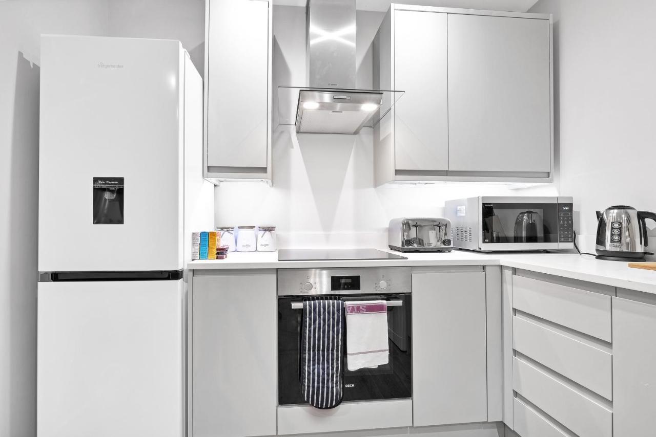 Crown Place 2 & 3 Bedroom Luxury Apts With Parking In Shepperton By 360Stays Bagian luar foto