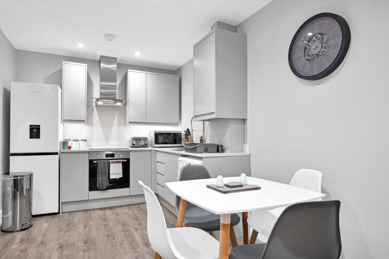 Crown Place 2 & 3 Bedroom Luxury Apts With Parking In Shepperton By 360Stays Bagian luar foto