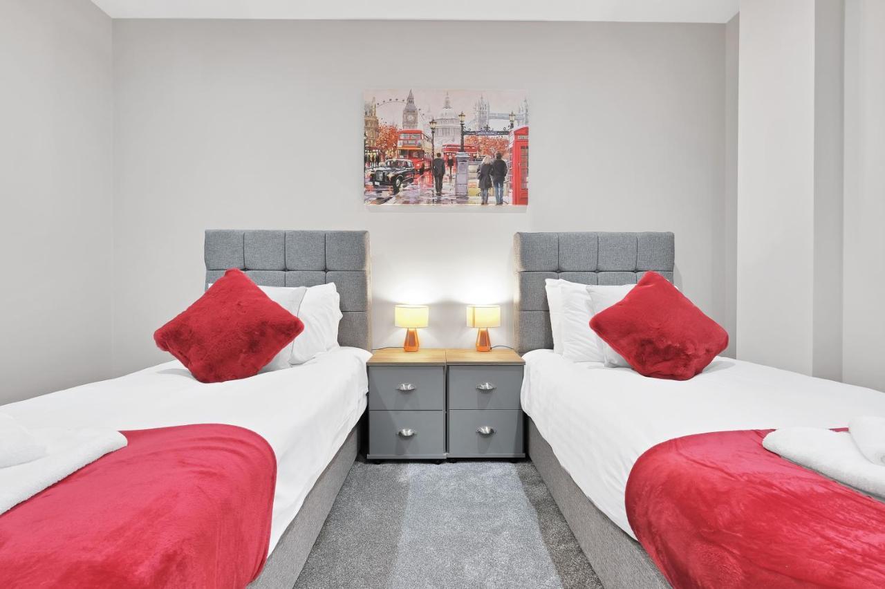 Crown Place 2 & 3 Bedroom Luxury Apts With Parking In Shepperton By 360Stays Bagian luar foto