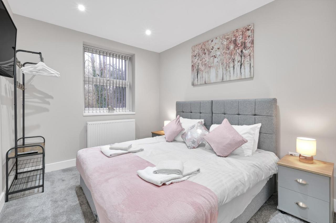 Crown Place 2 & 3 Bedroom Luxury Apts With Parking In Shepperton By 360Stays Bagian luar foto