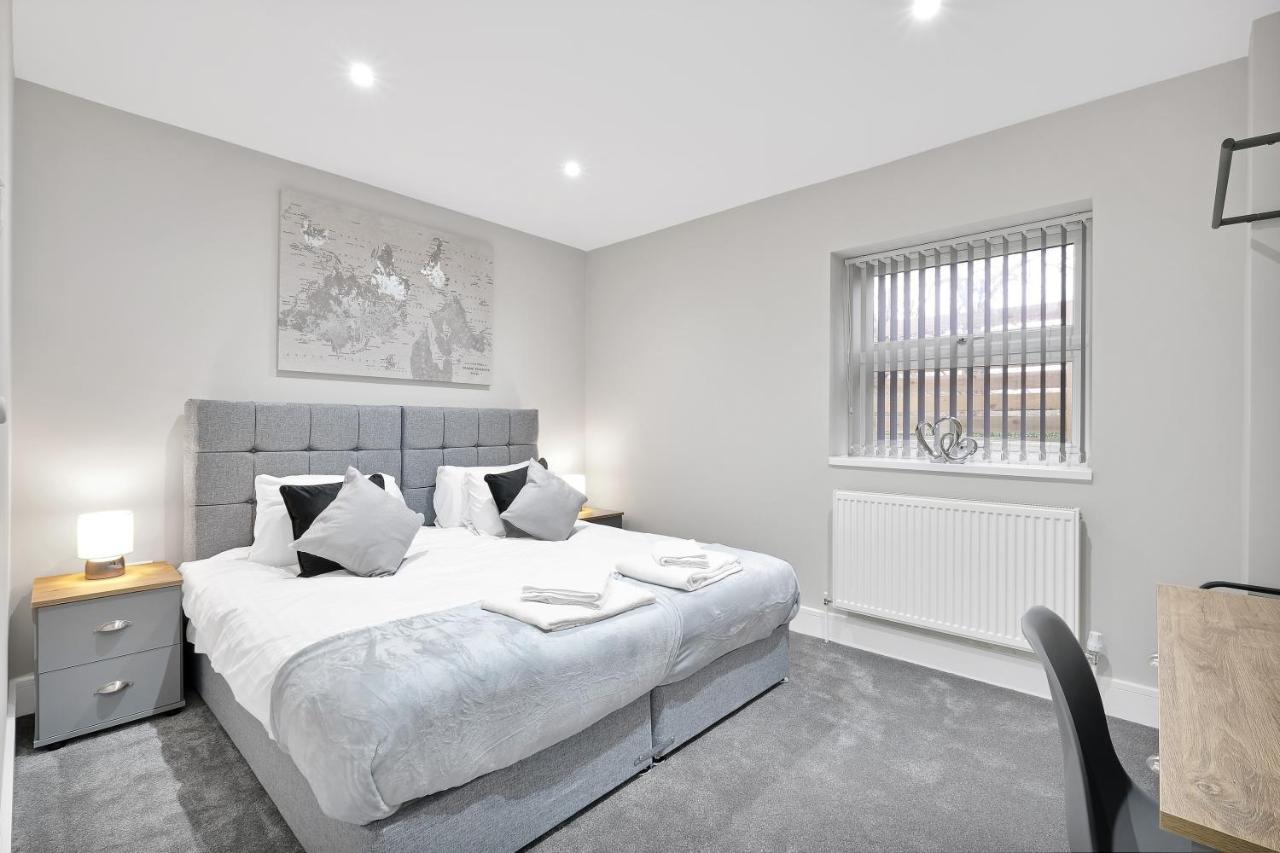 Crown Place 2 & 3 Bedroom Luxury Apts With Parking In Shepperton By 360Stays Bagian luar foto