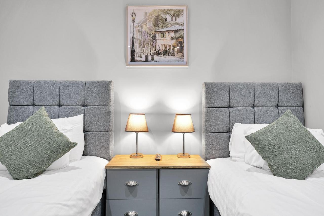 Crown Place 2 & 3 Bedroom Luxury Apts With Parking In Shepperton By 360Stays Bagian luar foto