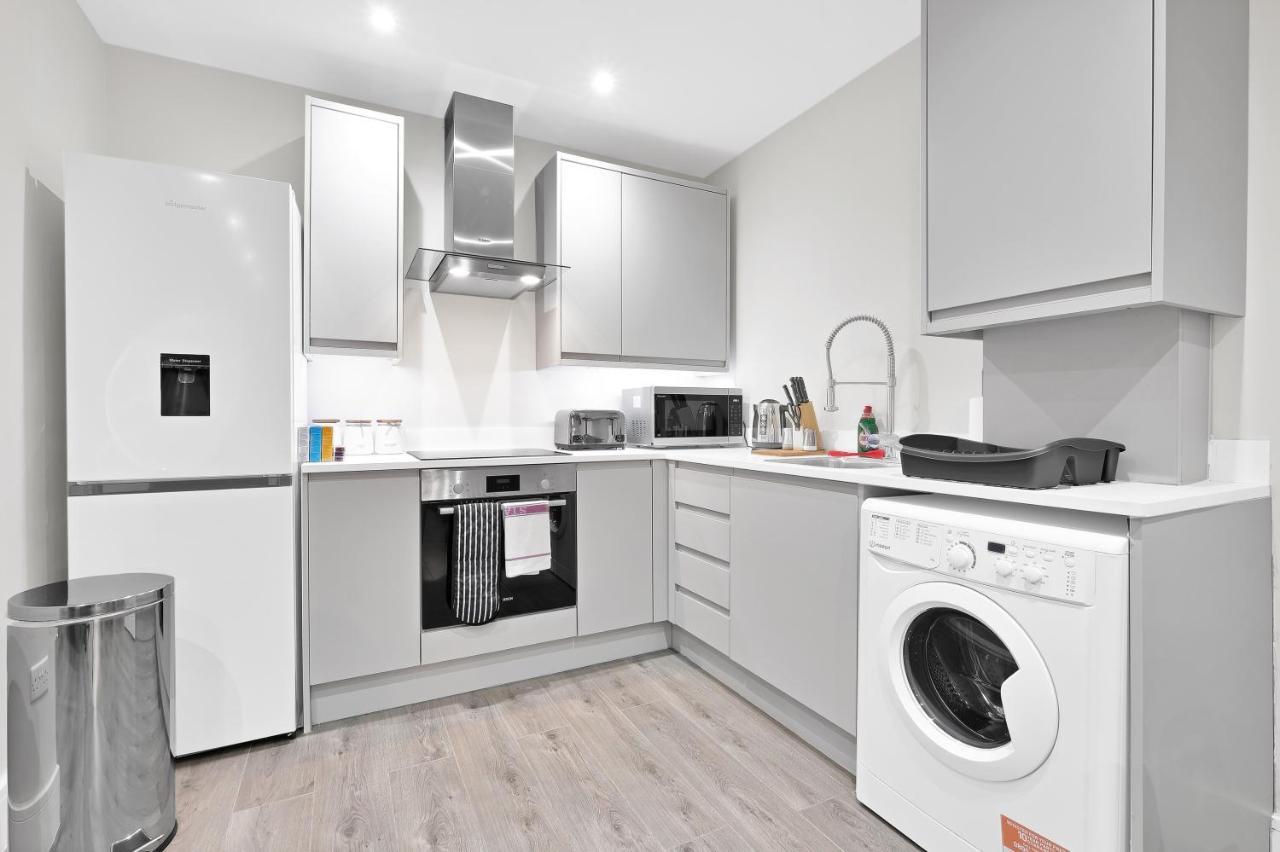 Crown Place 2 & 3 Bedroom Luxury Apts With Parking In Shepperton By 360Stays Bagian luar foto