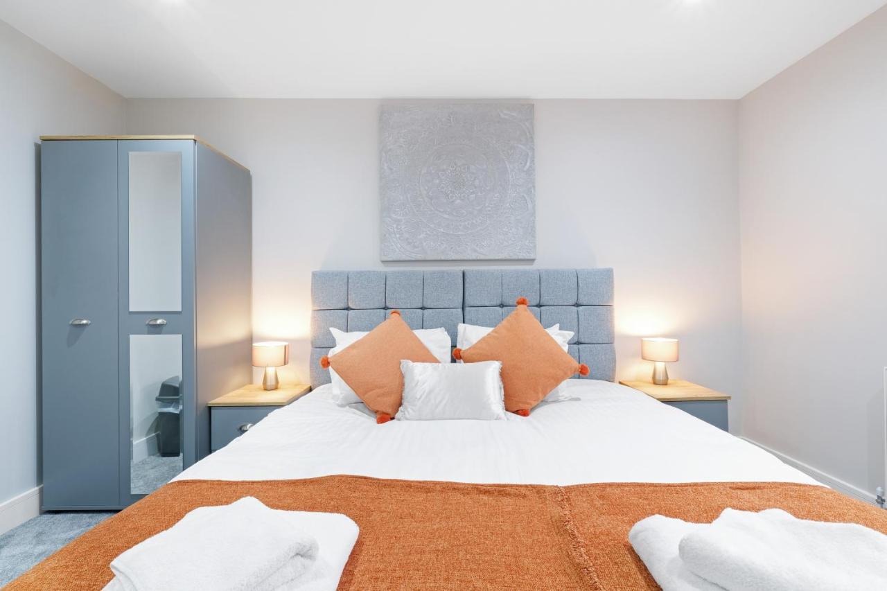 Crown Place 2 & 3 Bedroom Luxury Apts With Parking In Shepperton By 360Stays Bagian luar foto