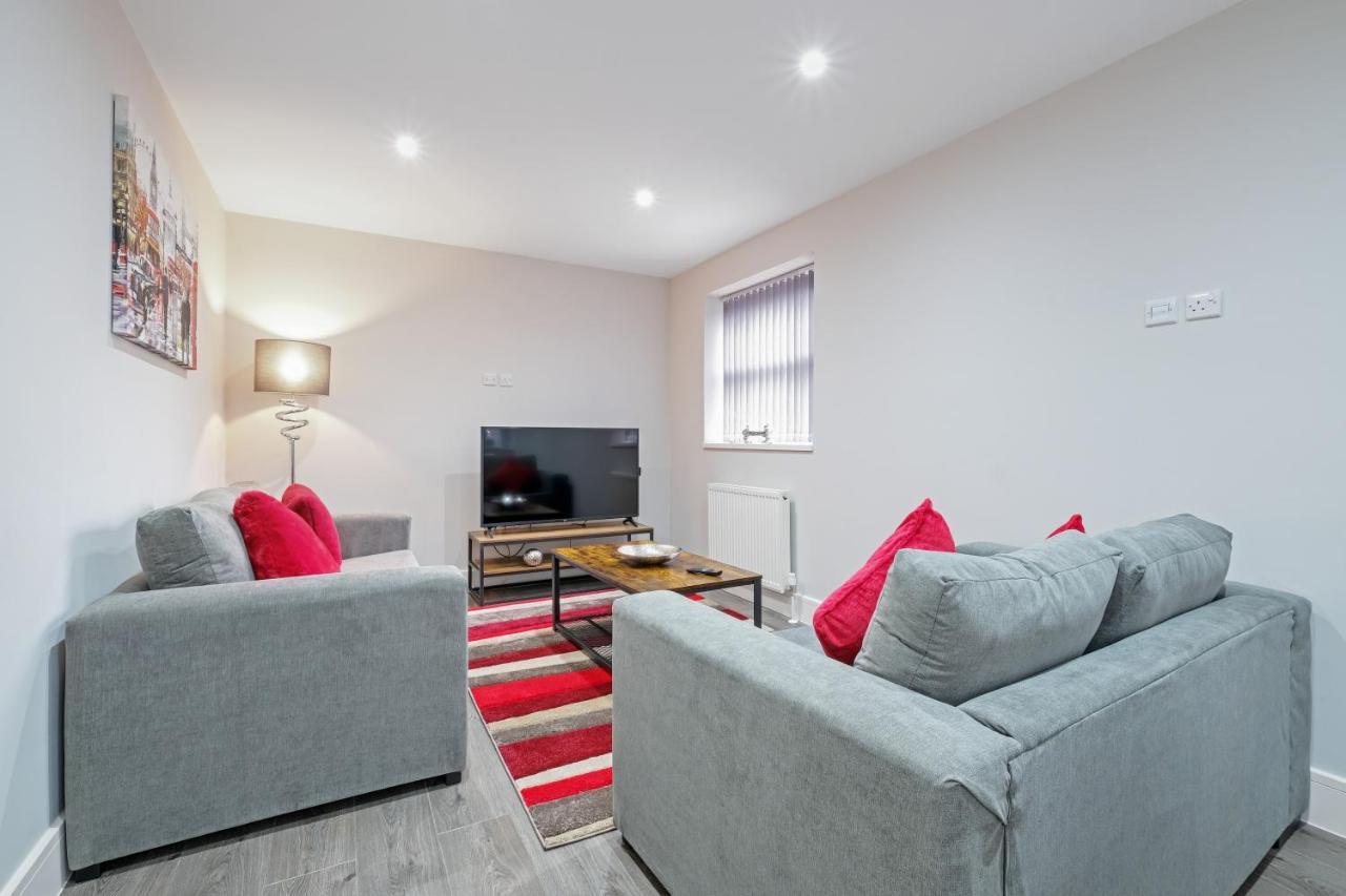 Crown Place 2 & 3 Bedroom Luxury Apts With Parking In Shepperton By 360Stays Bagian luar foto
