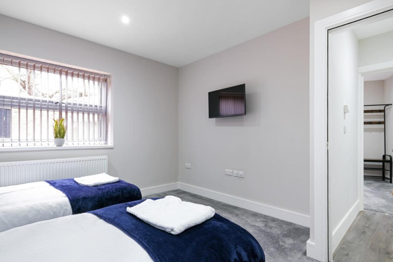 Crown Place 2 & 3 Bedroom Luxury Apts With Parking In Shepperton By 360Stays Bagian luar foto
