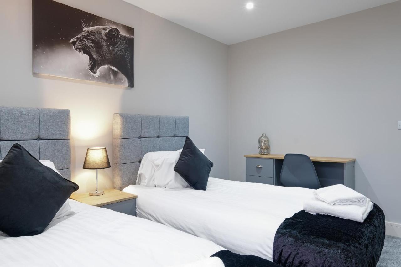 Crown Place 2 & 3 Bedroom Luxury Apts With Parking In Shepperton By 360Stays Bagian luar foto