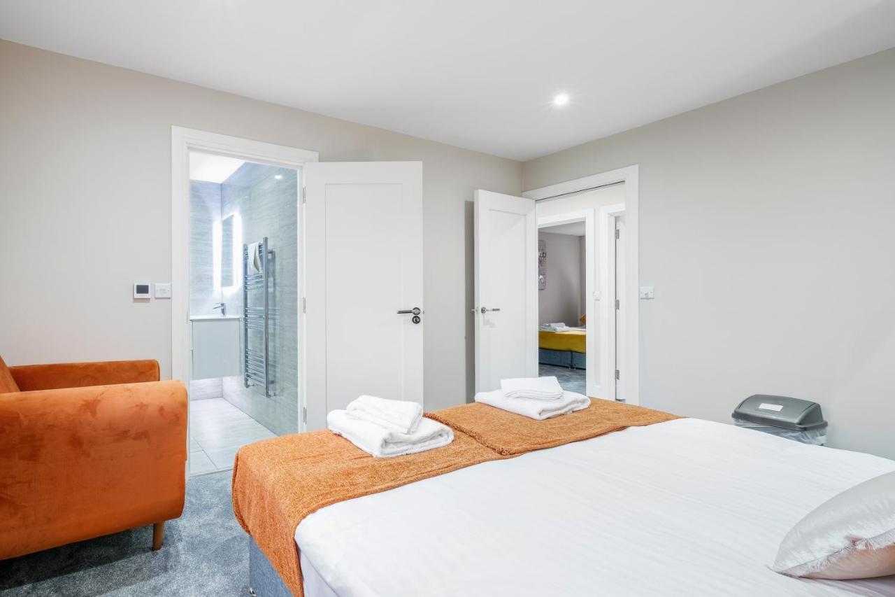 Crown Place 2 & 3 Bedroom Luxury Apts With Parking In Shepperton By 360Stays Bagian luar foto