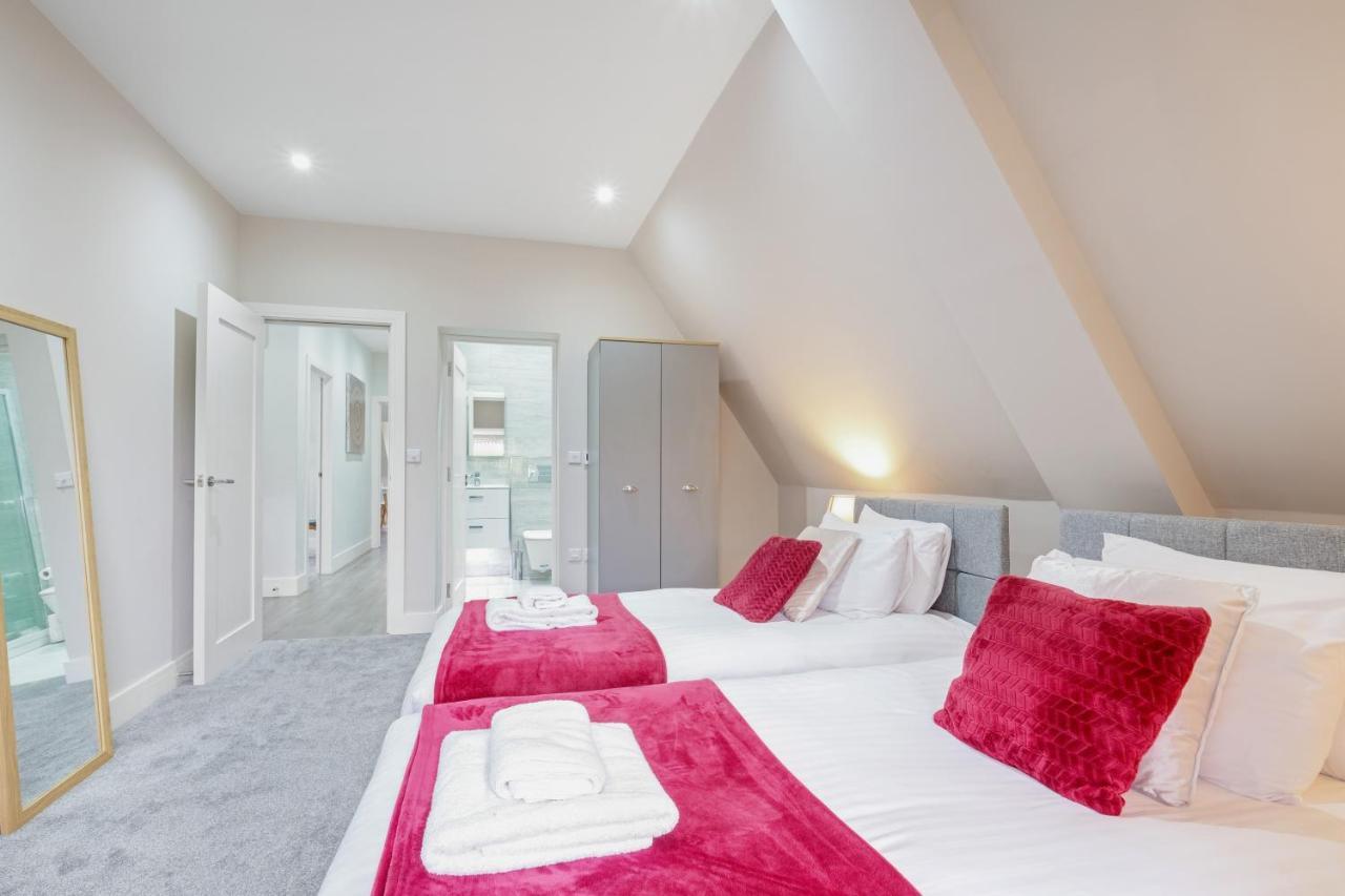 Crown Place 2 & 3 Bedroom Luxury Apts With Parking In Shepperton By 360Stays Bagian luar foto
