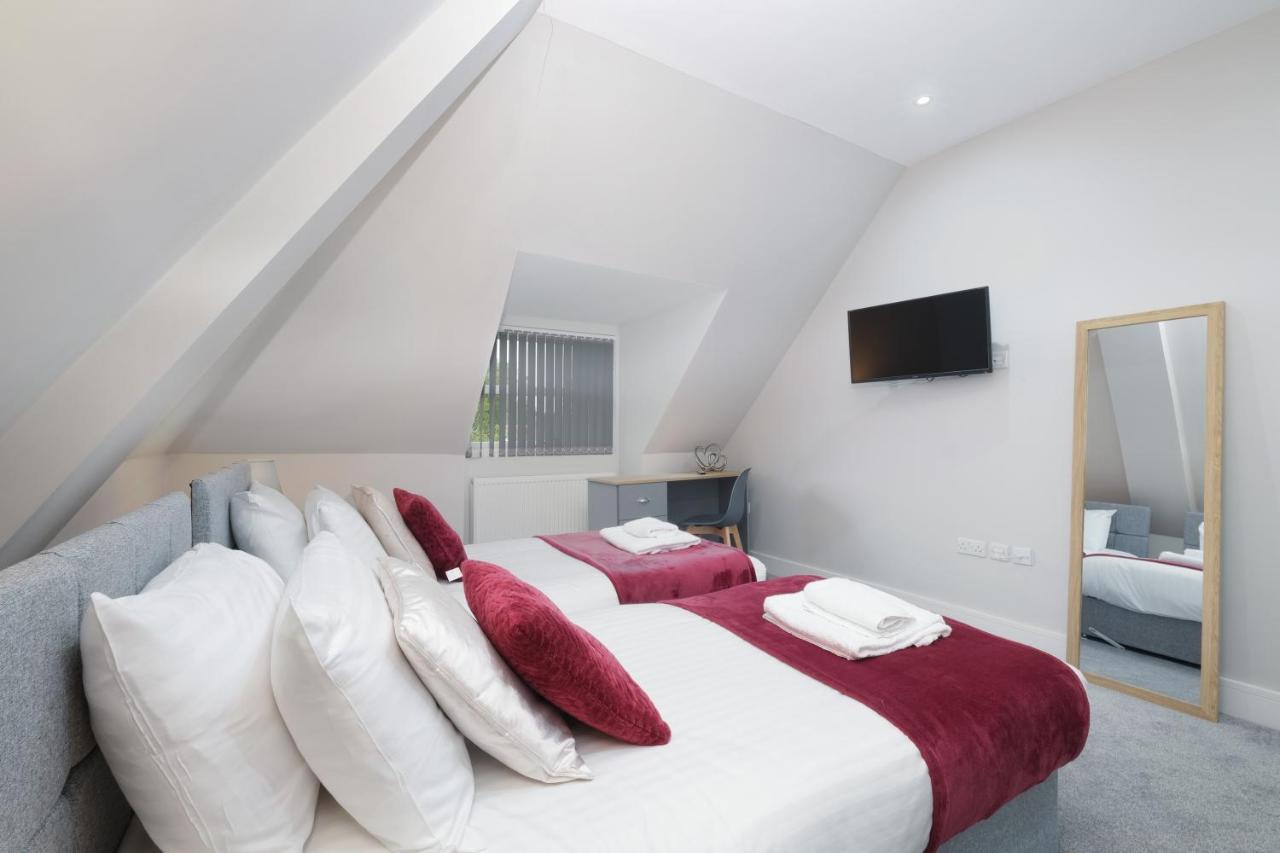Crown Place 2 & 3 Bedroom Luxury Apts With Parking In Shepperton By 360Stays Bagian luar foto