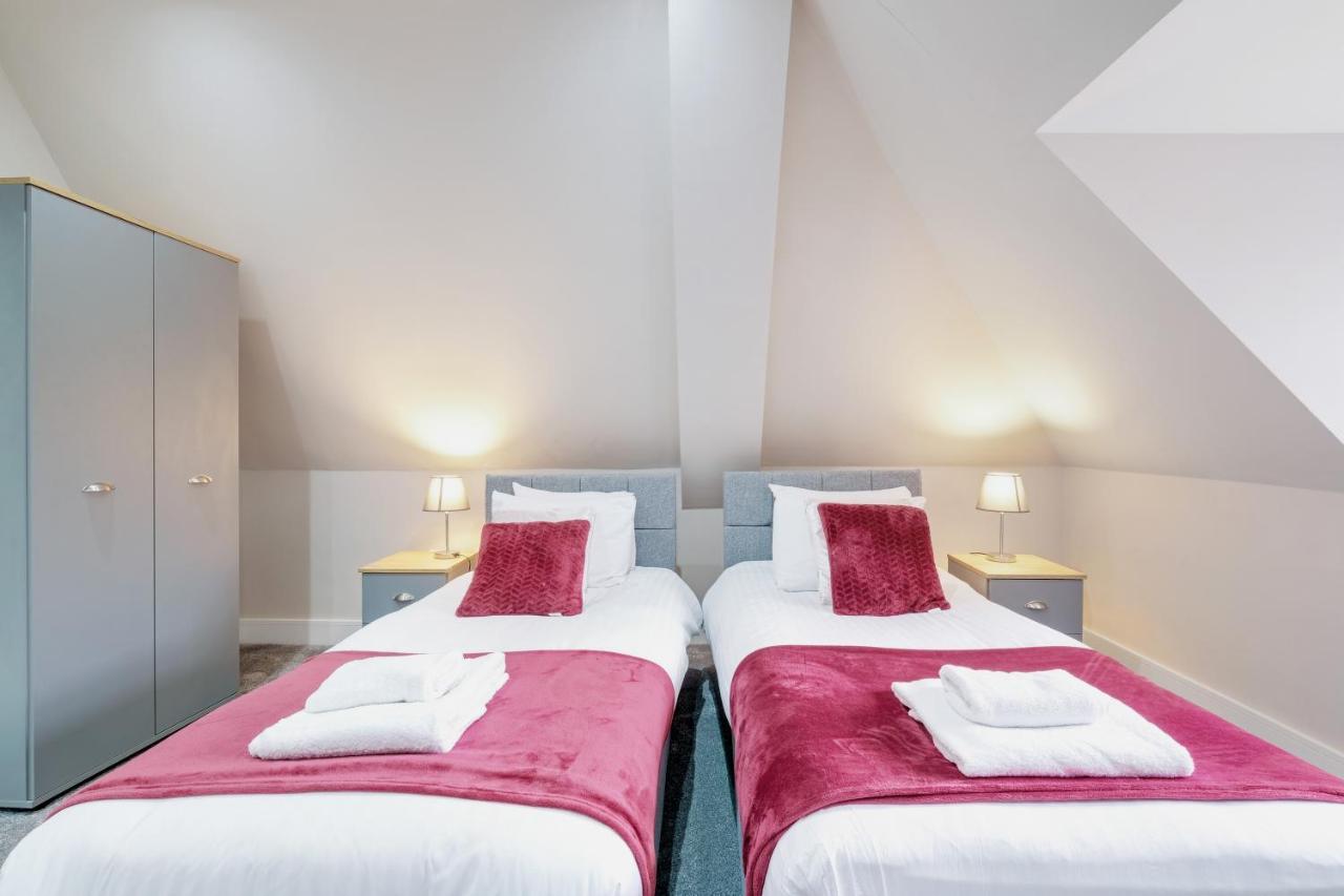 Crown Place 2 & 3 Bedroom Luxury Apts With Parking In Shepperton By 360Stays Bagian luar foto