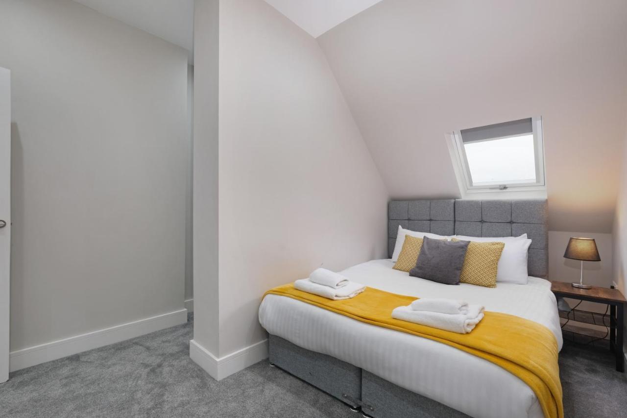 Crown Place 2 & 3 Bedroom Luxury Apts With Parking In Shepperton By 360Stays Bagian luar foto