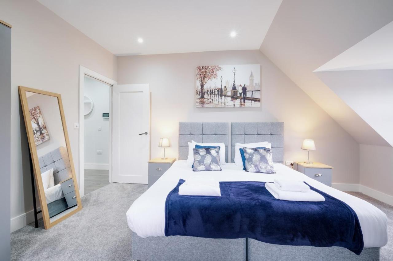 Crown Place 2 & 3 Bedroom Luxury Apts With Parking In Shepperton By 360Stays Bagian luar foto