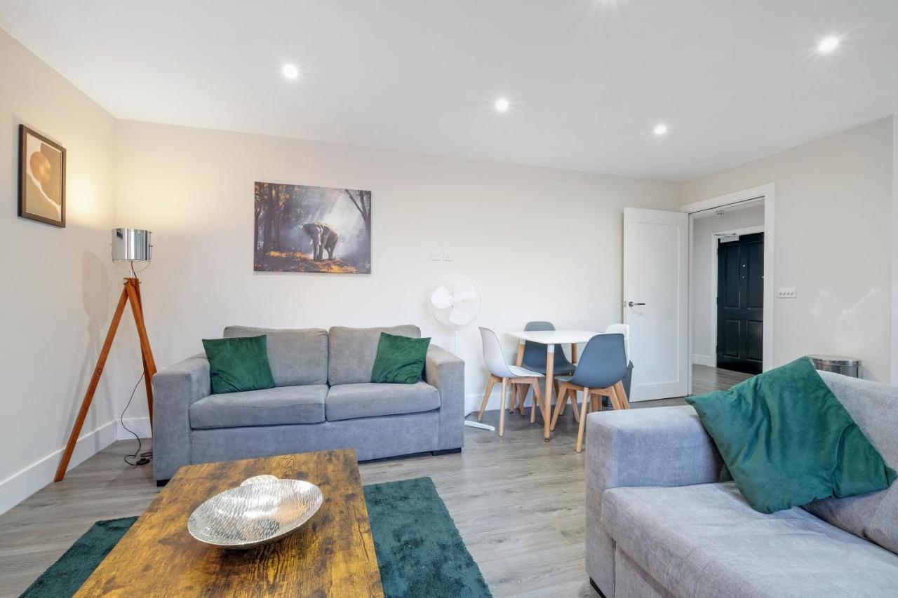 Crown Place 2 & 3 Bedroom Luxury Apts With Parking In Shepperton By 360Stays Bagian luar foto