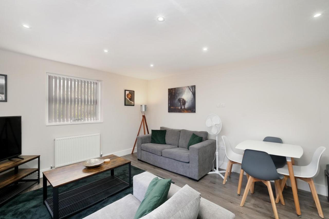 Crown Place 2 & 3 Bedroom Luxury Apts With Parking In Shepperton By 360Stays Bagian luar foto