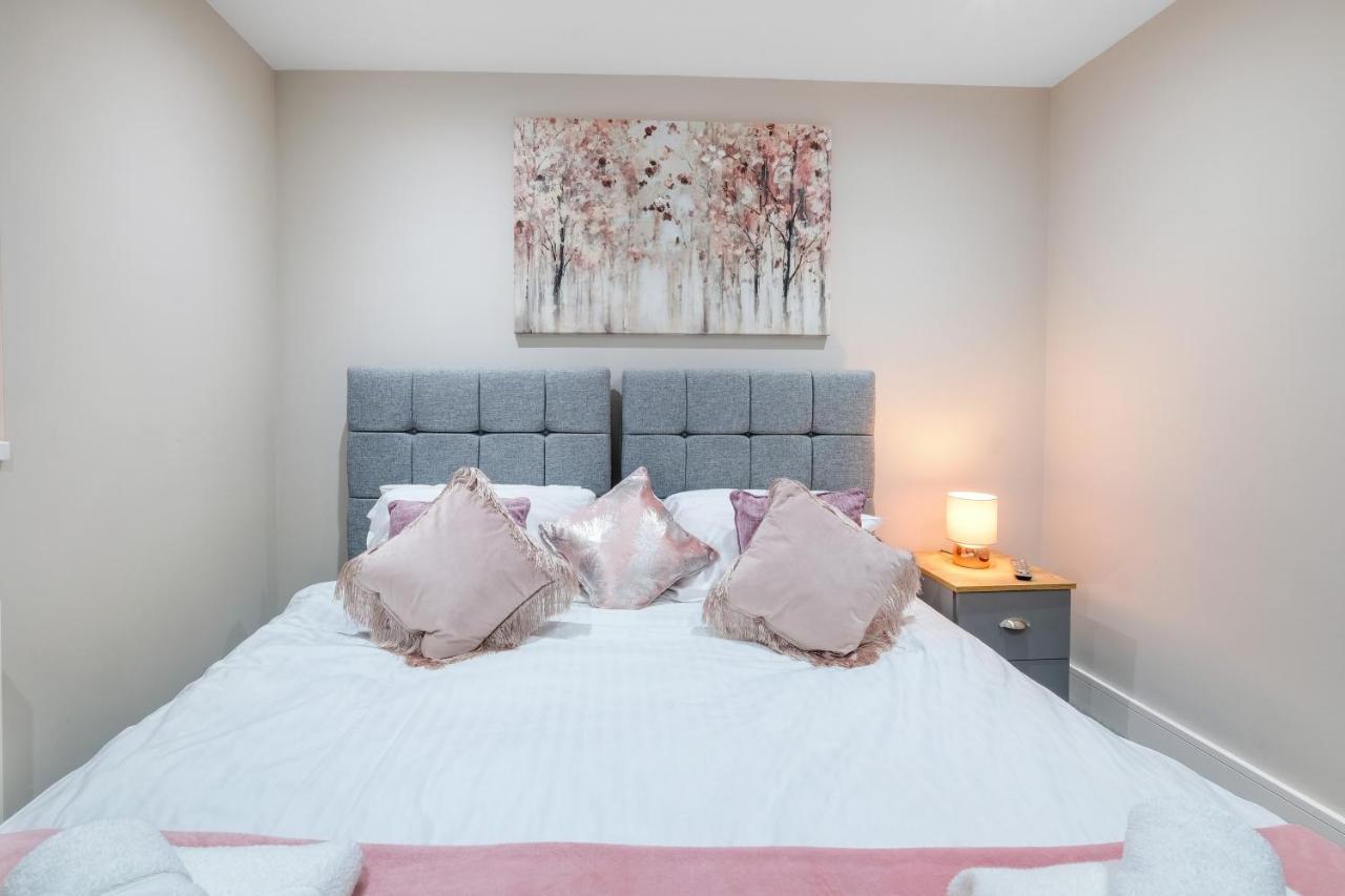 Crown Place 2 & 3 Bedroom Luxury Apts With Parking In Shepperton By 360Stays Bagian luar foto