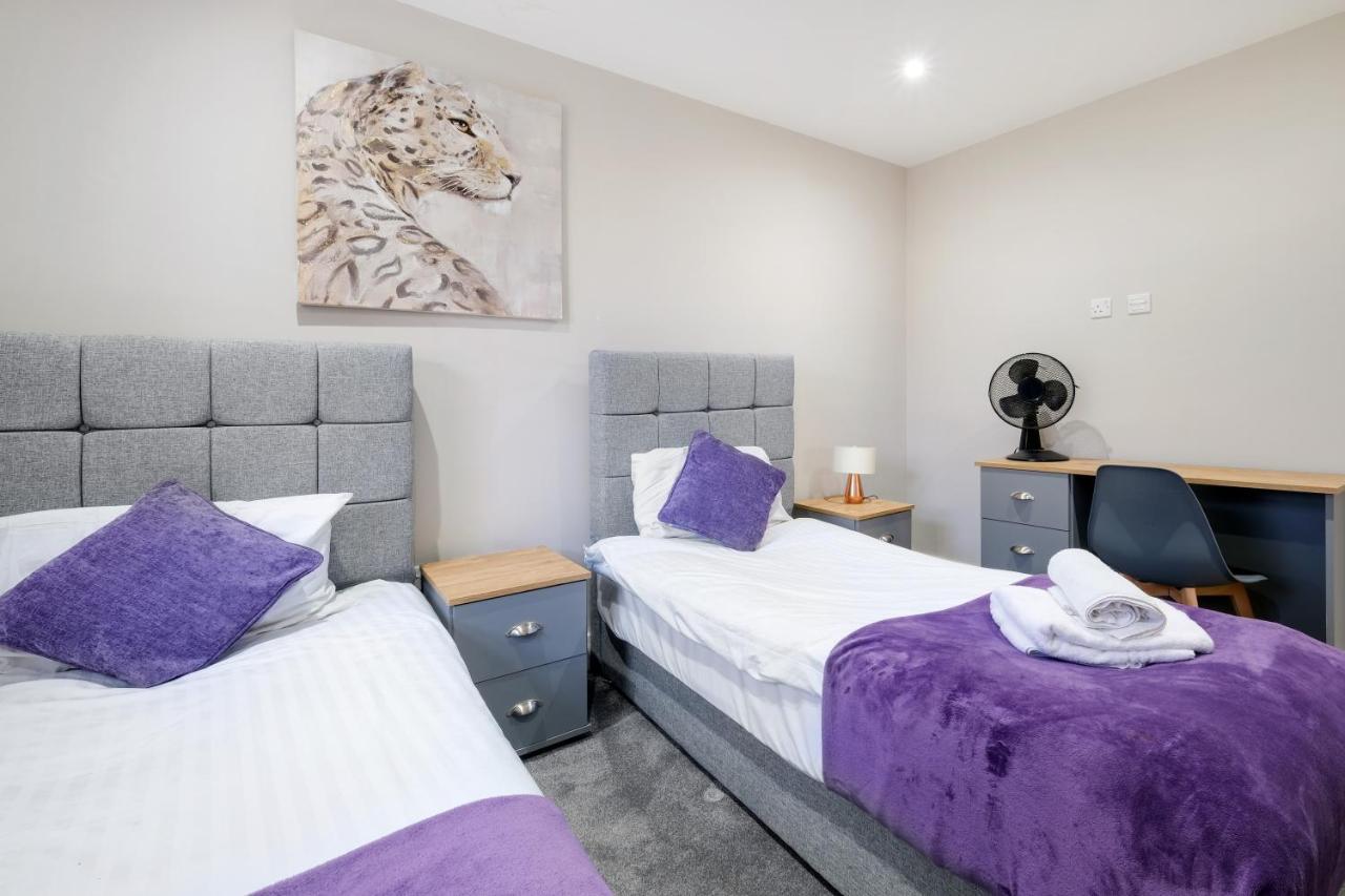 Crown Place 2 & 3 Bedroom Luxury Apts With Parking In Shepperton By 360Stays Bagian luar foto