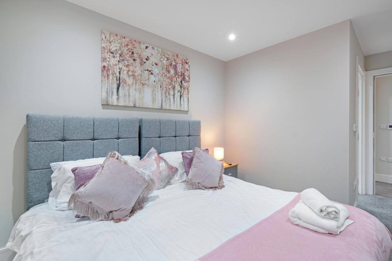 Crown Place 2 & 3 Bedroom Luxury Apts With Parking In Shepperton By 360Stays Bagian luar foto